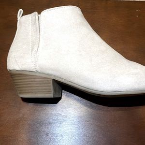 College gray ankle high boots